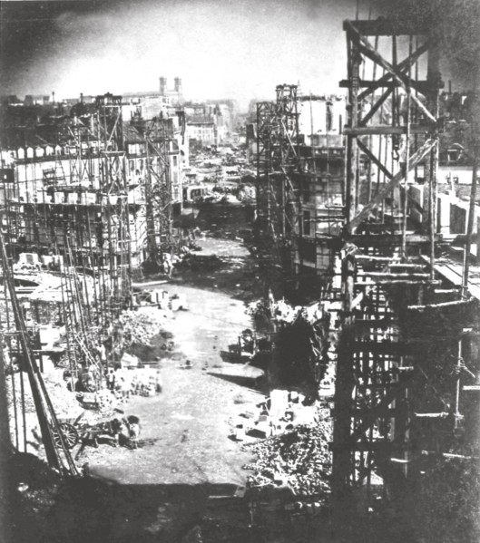 Les travaux du baron Haussmann à Paris vers 1860. Les travaux de prolongement de la rue Lafayette,