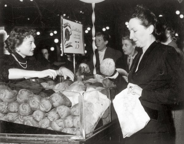 Les grands magasins à Paris : les Galerie Lafayette. En mars 1952, pour combattre l'inflation et la