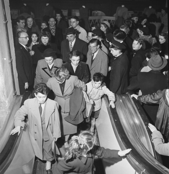 Les grands magasins à Paris : les Galerie Lafayette. L'inauguration de nouveaux escalator aux