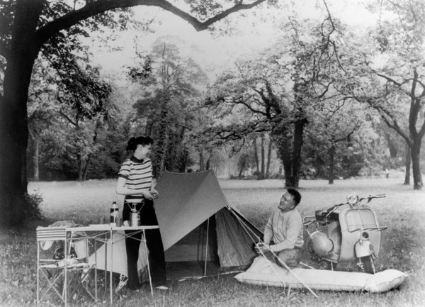 En 1955, un couple campe au milieu d'un champ. Ils disposent de tous les objets qui caractérisent