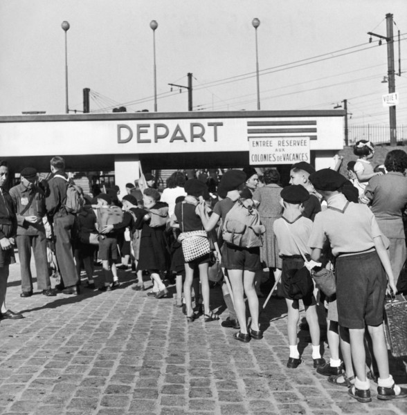 En août 1946, à la gare Montparnasse à Paris, un groupe d'enfants partant en colonie de vacances