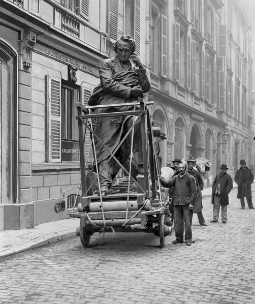 En février 1902, à Paris, la statue de Victor Hugo réalisée par le sculpteur Barrias est