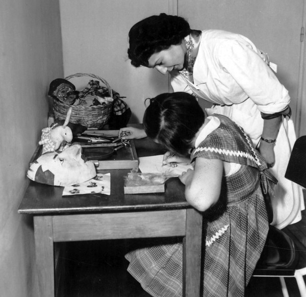 Ecolière faisant ses devoirs, en 1954