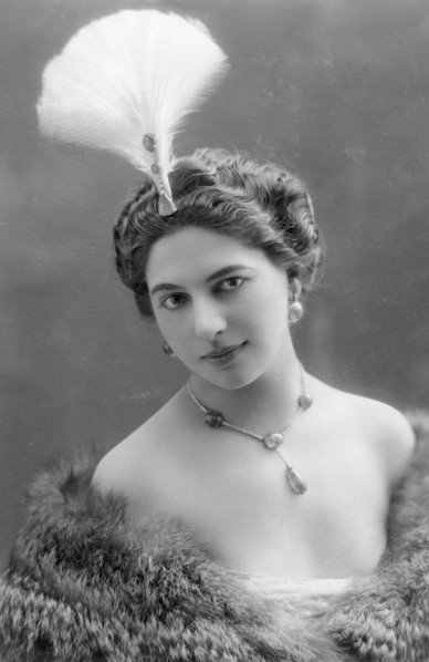 Mata Hari (1876-1917) Fille d'un marchand hollandais et d'une javanaise, elle épouse un capitaine