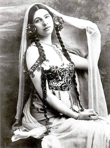 Mata Hari (1876-1917) Fille d'un marchand hollandais et d'une javanaise, elle épouse un capitaine