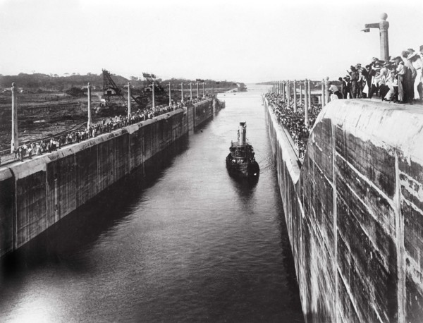 Canal de Panama. Canal reliant le Pacifique à l'Atlantique long d'environ 80 KM. Le percement de l'