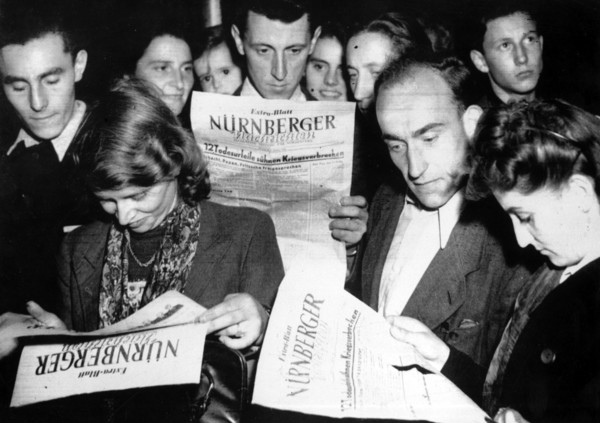 Habitants de Nuremberg lisant le verdict du Procès, le 2 octobre 1946
