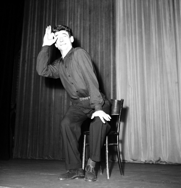 La gestuelle de Yves MONTAND lors d'un de ces spectacles dans les années 1950.