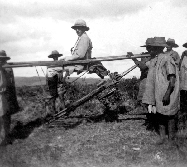 Novembre 1923 à Madagascar, mode de transport utilisé pour le déplacement dans la brousse.