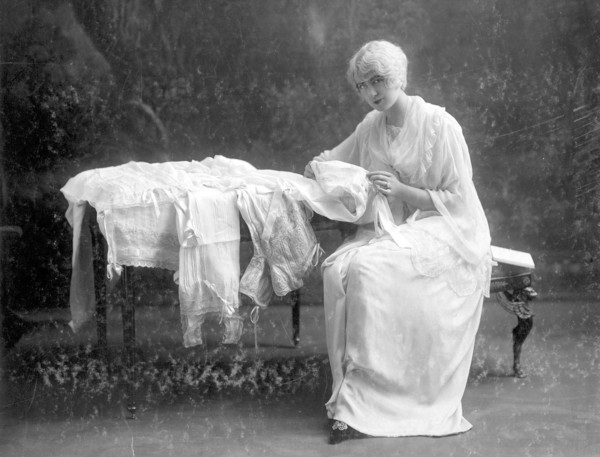 Photographie de mode du début du 20e siècle (1900-1914).  Collection Talbot. MODE