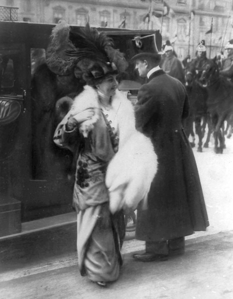Février 1913, arrivée de Henriette Poincaré (née Benucci) à la réception de l'Hôtel de Ville, pour