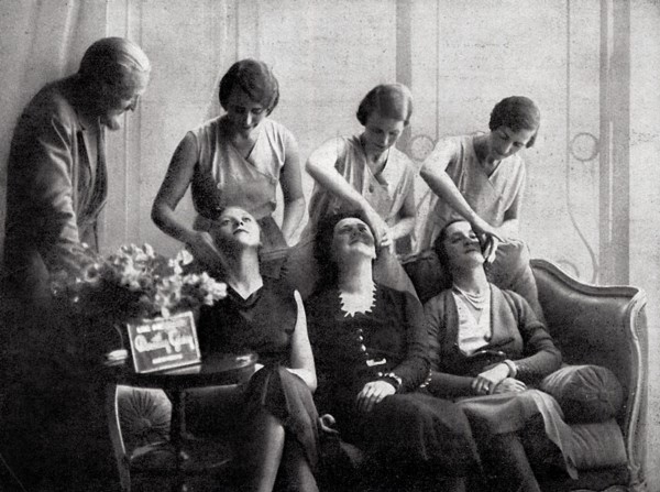 Mode et beauté à Paris en 1932. Une séance démonstrative de maquillage dans un salon de Dorothy