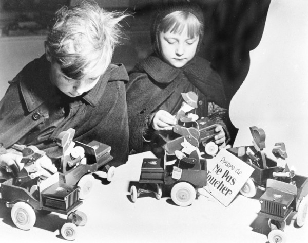 Enfants s'amusant avec les jouets exposés dans un grand magasin à Paris, 1954