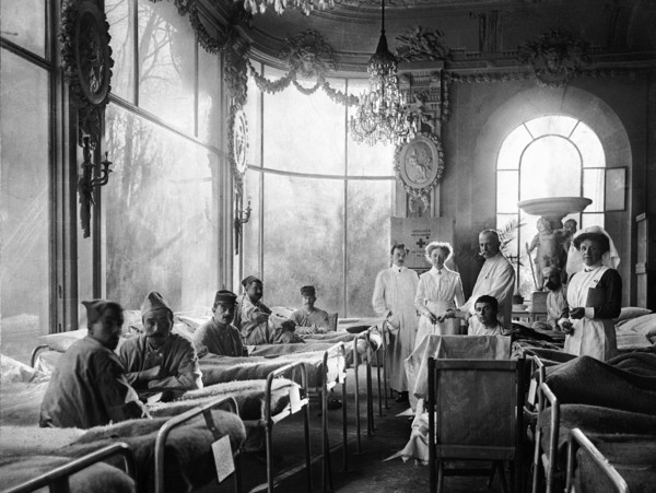 HOPITAL IMPROVISE DANS L'AILE D'UN CHATEAU 1914-1918 - Durant la Première Guerre Mondiale, hôpital