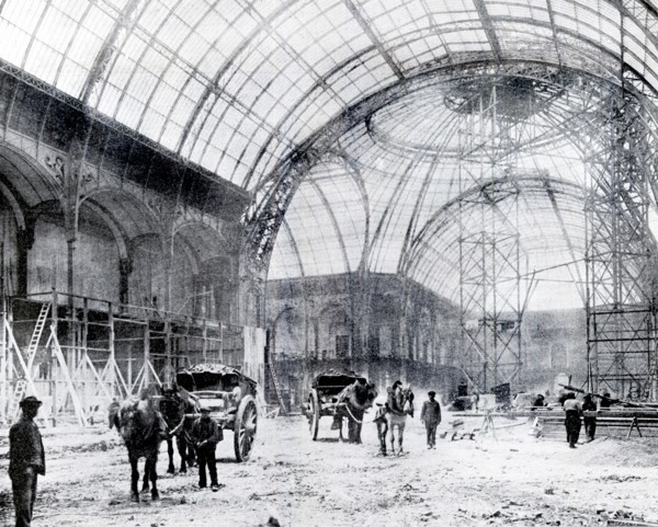 En mars 1900, la nef du Grand Palais en cours de construction avant son inauguration pour