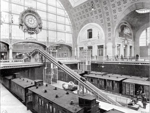 En septembre 1900, l'acheminement des bagages à l'arrivée d'un train à la gare d'Orléans, quai