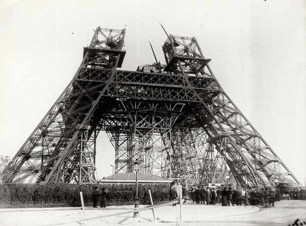 Vue en 1888 à Paris, de la Tour Eiffel en cours de construction, pendant le montage des piliers