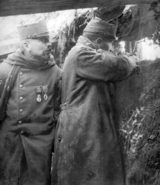 Soldat et officier dans une tranchée, en 1914