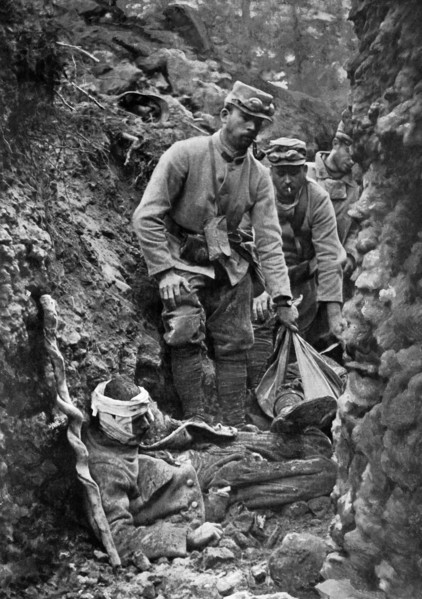 En 1915 sur le front de l'Argonne, soldats français dans un boyau encombré de blessés et de morts.