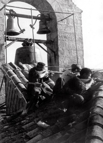Miliciens sur le toit de l'église de Sigüenza, en 1936