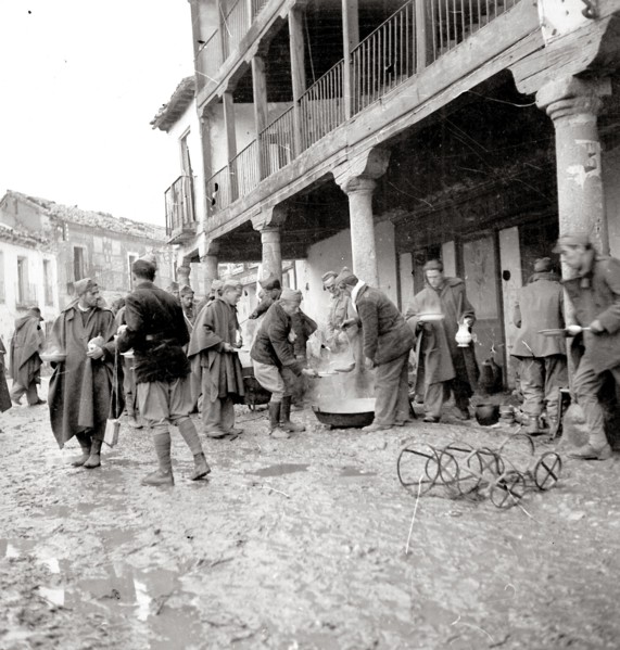 L'heure de la soupe pour les troupes nationalistes pendant le siège de Madrid en novembre 1936