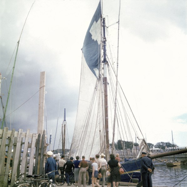 En août 1955, dans le port de Concarneau en Bretagne, des curieux assistent à l'appareillage du