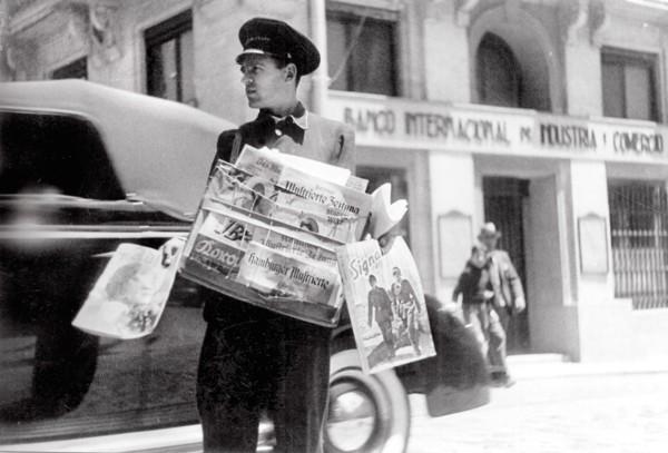 Vendeur de journaux le 8 mai 1945 à Madrid
