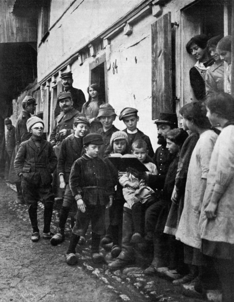 L'armée Français en Alsace - La leçon de Français aux petits Alsaciens , à Salle-le-Bas