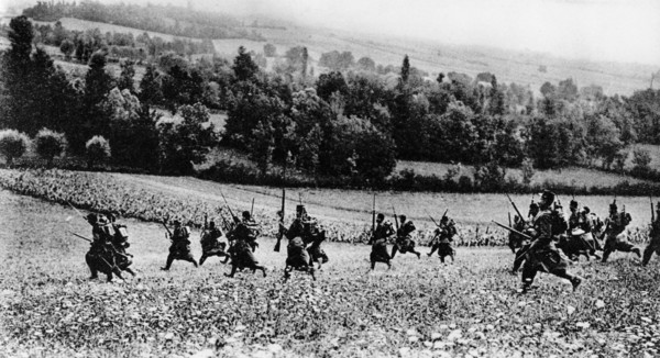 Infanterie se portant sur une crête près de Picquigny en 1914