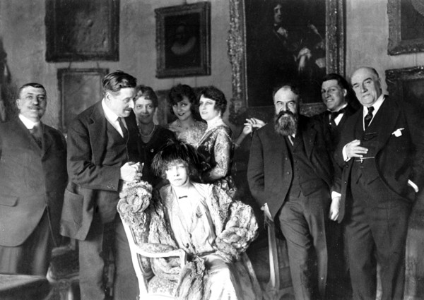 "Une fête de famille dans le monde des théâtres".  Le 11 avril 1919, après le mariage de Sacha