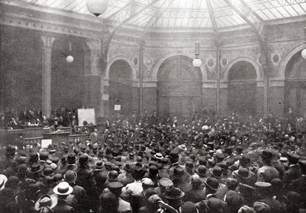 Bourse du Travail la veille du 1er mai 1906