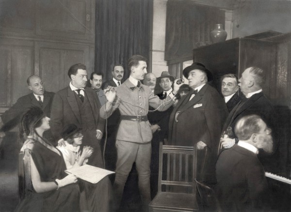 La T.S.F, un concert par téléphone sans fil le 26 novembre 1921. Dans le bureau du commandant