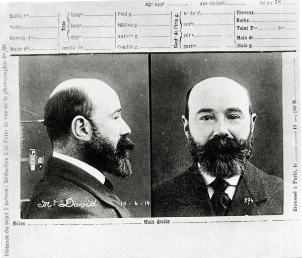 Fiche anthropométrique de 1941. Inventée par Alphonse Bertillon, elle permettait l'identification