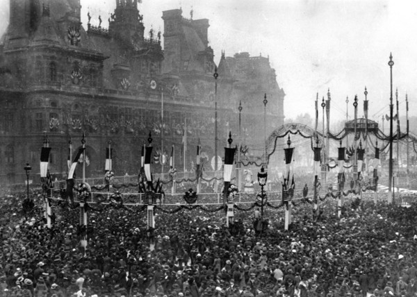 Hommage au soldat inconnu - La foule sur la place de l'Hôtel de ville pavoisée à Paris , pendant