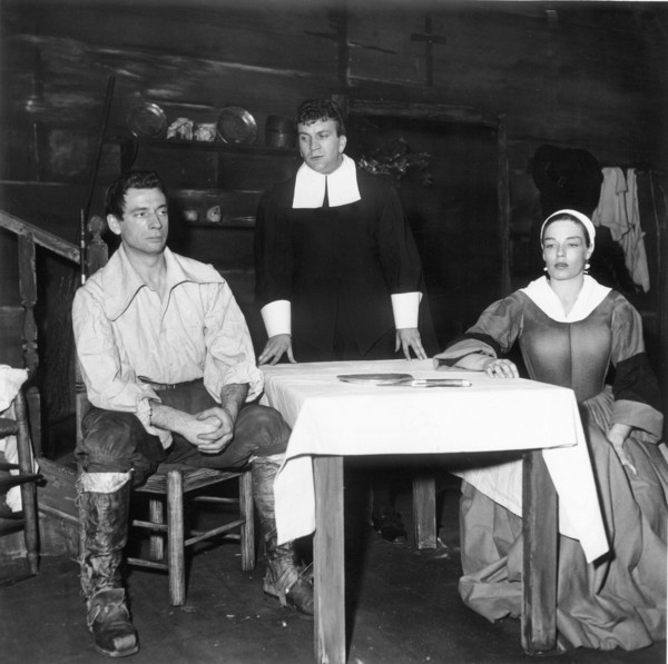 En 1955, Simone Signoret et Yves Montant sur scène, dans la pièce de théâtre "Les sorcières de