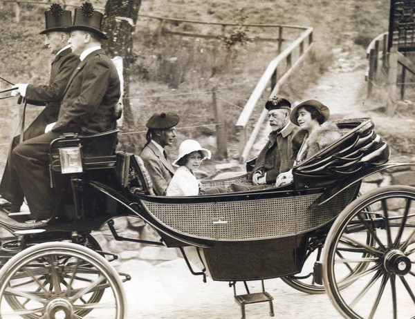 Se rendant à l'église de Crathie (Ecosse) en calèche, le roi George V, son fils le duc d'York,