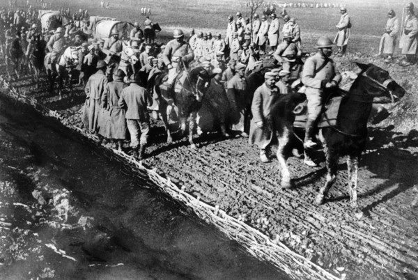 Les prisonniers allemands sur la route de Sainte Menehould en mars 1916
