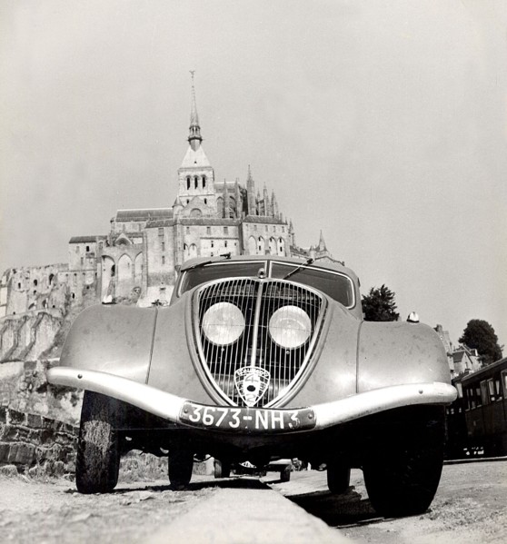 Automobile en stationnement sur la digue du Mont-Saint-Michel.  Photographie parue dans