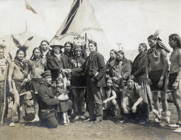 Troupe du Buffalo Bill's Wild West. Peaux-Rouges et interprète