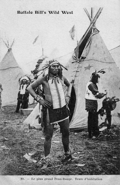 Buffalo Bill's Wild West.
Le plus grand Peau-Rouge. Tente d'habitation