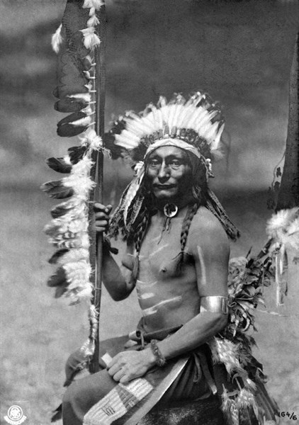 Carte photo représentant un indien assis