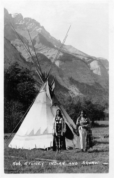 Carte postale représentant deux indiennes Stoney (indiens du Canada) devant un tipi