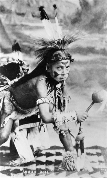 Carte postale représentant un enfant indien, "White Bull"