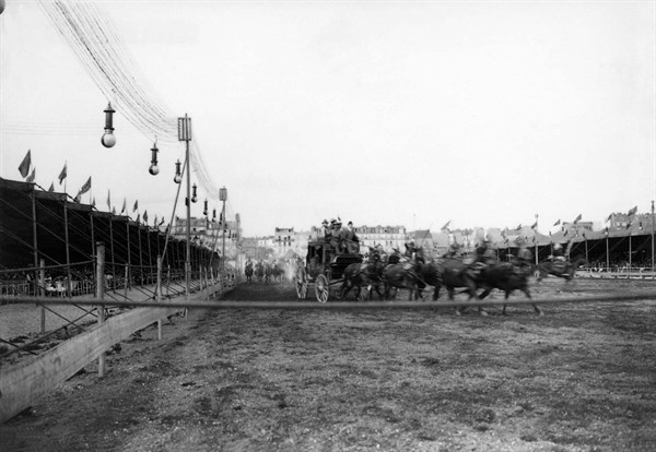Photographie du campement du Wild West Show en 1905 sur le champ de Mars à Paris
