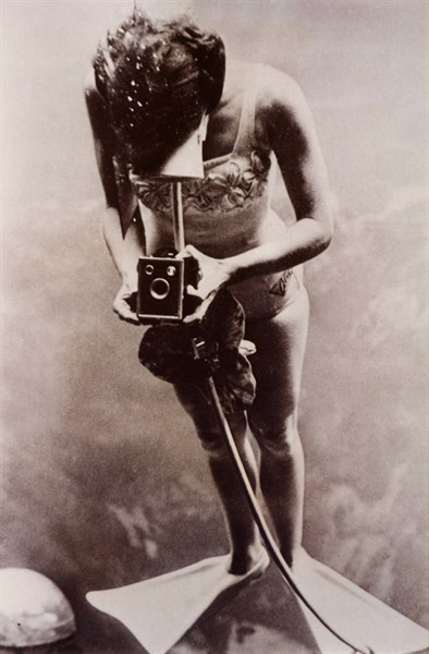 Nageuse utilisant un appareil photo sous l'eau (2 juillet 1964)