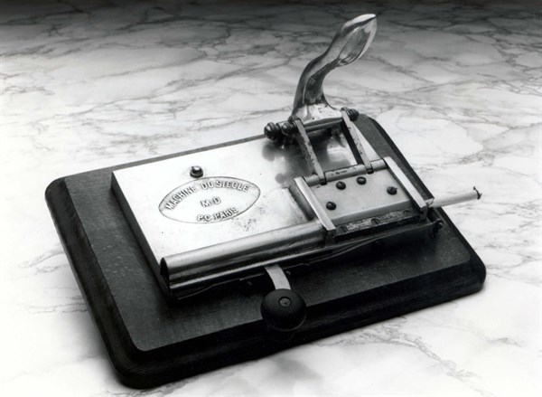 Cigarette rolling machine