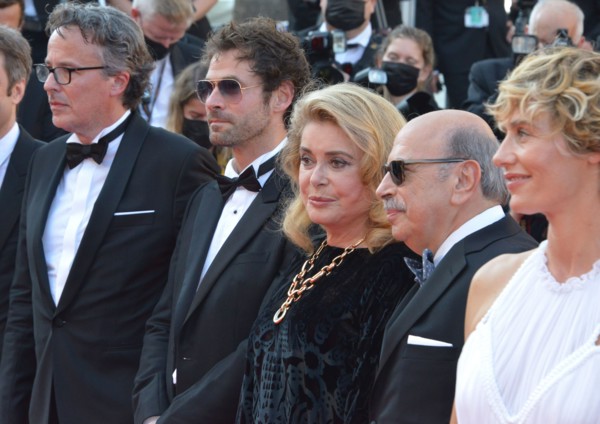 Montée des marches du film "De son vivant"