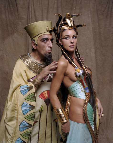 Gérard Darmon et Monica Bellucci dans Astérix & Obélix : Mission Cléopâtre