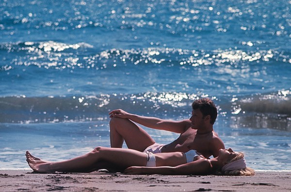 Sylvie Vartan et Johnny Hallyday à la plage