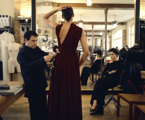 Azzedine Alaïa dans son atelier de couture